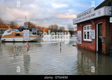 Henley-on-Thames, Oxfordshire, Vereinigtes Königreich 10. Februar 2014.  Die Themse hat seine Ufer und überschwemmte am Flussufer Straßen in die Stadt umgebenden Hobbs Henley Büros.  Mit mehr Regen erwartet könnte der Fluss steigen weitere später in der Woche. Bildnachweis: Wendy Johnson/Alamy Live-Nachrichten Stockfoto