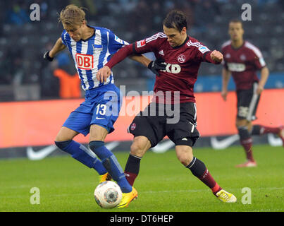 Berlin, Deutschland. 2. Februar 2014. Berlins Per Ciljan Skjelbred (L) wetteifert um den Ball mit der Nürnberger Markus Feulner in Aktion während der Bundesliga-Fußball-Spiel zwischen Hertha BSC und 1. FC Nürnberg am Olympiastadion in Berlin, Deutschland, 2. Februar 2014. Foto: Oliver Mehlis/Dpa-NO WIRE SERVICE/KEIN BILDFUNK-/ Dpa/Alamy Live News Stockfoto