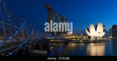 Das Sands Hotel, ArtScience Museum und der Helix-Brücke, Singapur Stockfoto