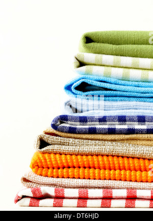 Stapel von bunten Küche Servietten auf weißem Hintergrund Stockfoto