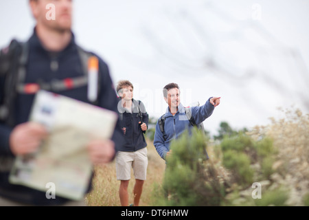 Drei männliche Wanderer mit Rucksack und Karte Stockfoto