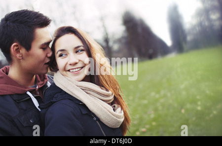 Süße junge Paar genießen jede andere Firma. Teenager Mann und Frau im Freien im Park mit Exemplar. Stockfoto