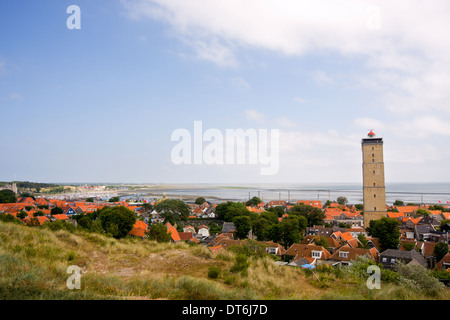 Alter Leuchtturm in einem kleinen Dorf auf der Insel Terschelling in den Niederlanden Stockfoto