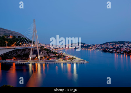Sonnenuntergang mit Blick auf die alte Stadt, das Adriatische Meer und die Berge Stockfoto