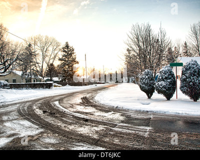 Wohnstraße mit matschigen Kurve im Winter Stockfoto