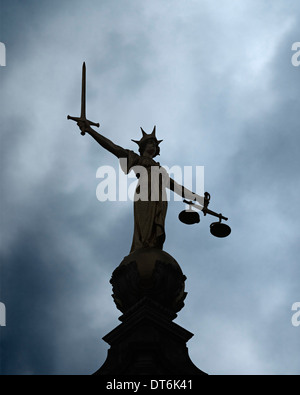 Old Bailey Statue der Justitia, Silhouette gegen einen stürmischen Himmel. Central Criminal Court, London, Vereinigtes Königreich. Stockfoto