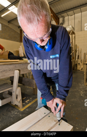 Mann arbeitet in der Zimmerei / Holz-Workshop Stockfoto