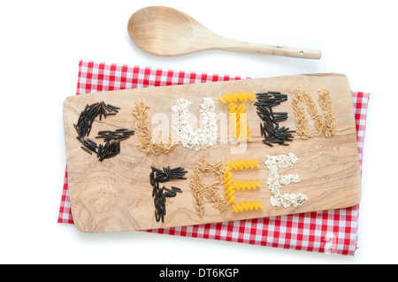 Gluten freie Körner einschließlich Reis basierte Pasta und Hafer über ein Schneidebrett Stockfoto