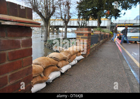 Staines, Surrey, UK. 10. Februar 2014. Eine kleine Linie von Sandsäcken neben der Themse ist geschwollen und Ausgangspunkt, die Straße in Staines zu überfluten. Bildnachweis: Matthew Chattle/Alamy Live-Nachrichten Stockfoto