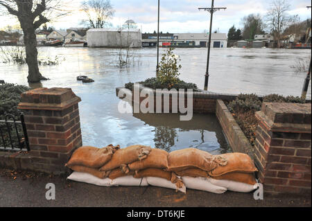 Staines, Surrey, UK. 10. Februar 2014. Eine kleine Linie von Sandsäcken neben der Themse ist geschwollen und Ausgangspunkt, die Straße in Staines zu überfluten. Bildnachweis: Matthew Chattle/Alamy Live-Nachrichten Stockfoto