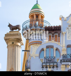 Aragon Teruel El Torico Statue und modernistischen Gebäude im Plaza Carlos Castel Platz in Spanien Stockfoto