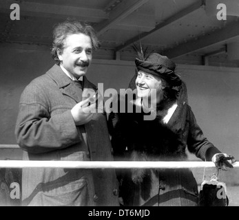 ALBERT EINSTEIN (1879-1955) deutsch-US-amerikanischer theoretischer Physiker kommt in New York zum ersten Mal mit seiner Frau Elsa Stockfoto