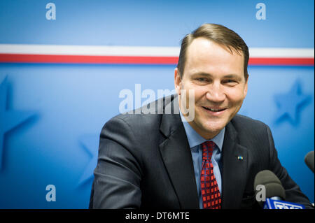 Brüssel, Belgien. 10. Februar 2014. Polnischen Außenminister Radoslaw Sikorski spricht mit den Medien während eines Treffens der Rat "Auswärtige Angelegenheiten" im EU-Hauptquartier in Brüssel, Belgien am 10.02.2014 Außenminister trafen sich, um die östliche Partnerschaft, die jüngsten Ereignisse in der Ukraine und das Schweizer Referendum auf Bewegungsfreiheit, neben anderen Themen diskutieren. von Wiktor Dabkowski/Dpa/Alamy Live News Stockfoto