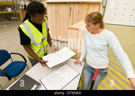 Lagermann Abnahme in einer Lagerhalle Stockfoto