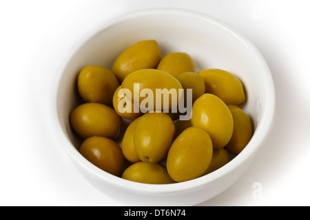 Eine Schüssel mit ganzen grünen Calamata Oliven aus Griechenland Stockfoto
