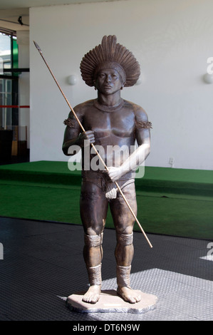 Eine hölzerne Schnitzen ein Amazonas-Indianer am Haupteingang des Denkmals an die indigenen Völker Brasiliens in Brasilia Stockfoto