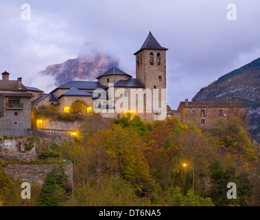 Torla Kirche in Pyrenäen Ordesa-Tal Tür Aragón Huesca Spanien Stockfoto