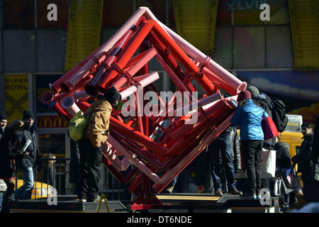 New York, USA. 10. Februar 2014. 10. Februar 2014 sehen Menschen 2014 Valentine Herzen, Match-Maker, am Times Square in New York. Match-Maker kosmisch verbindet Menschen am Valentinstag. Geleitet von ihrem Sternzeichen, ordnen sich Besucher an zwölf Aussichtspunkten rund um die herzförmigen Skulptur an. Spähte durch bunte, verwobene Periskope bietet Einblicke in jedem Betrachter vier idealste astrologische Kumpels, mit potenziell neue Verbindungen zwischen einsame Seelen oder ständiger Liebhaber. Bildnachweis: Xinhua/Alamy Live-Nachrichten Stockfoto