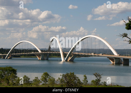 Die Juscelino Kubitschek Brücke, auch bekannt als die Präsident JK Brücke oder die JK Brücke, überspannt den See Paranoa, ein künstlicher See in Brasilia, Brasilien. Stockfoto