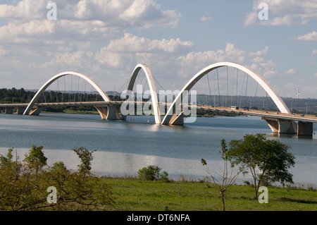 Die Juscelino Kubitschek Brücke, auch bekannt als die Präsident JK Brücke oder die JK Brücke, überspannt den See Paranoa, ein künstlicher See in Brasilia, Brasilien. Stockfoto
