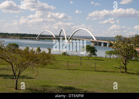 Die Juscelino Kubitschek Brücke, auch bekannt als die Präsident JK Brücke oder die JK Brücke, überspannt den See Paranoa, ein künstlicher See in Brasilia, Brasilien. Stockfoto