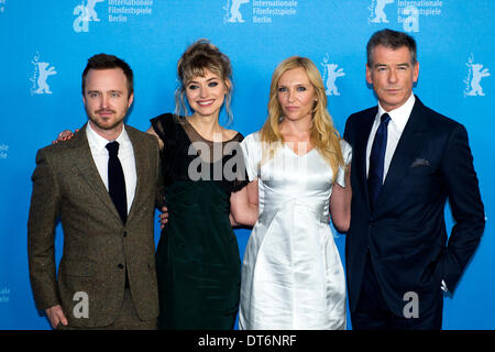 Berlin, Deutschland. 10. Februar 2014. Pascal Chaumeil präsentiert den neuen Film "A LONG WAY DOWN" in der 64. Filmfestspiele Berlinale mit Pierce Brosnan, Toni Collette, Imogen Poots und Aaron Paul Produkt von Nick Hornby.   Goncalo Silva / Alamy Live News Stockfoto