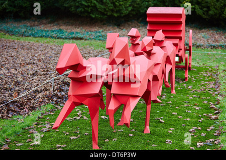 Gesamtansicht des Le Carrosse (rote Wagen) Skulptur von Xavier Veilhan in Waddesdon Manor in Buckinghamshire Stockfoto