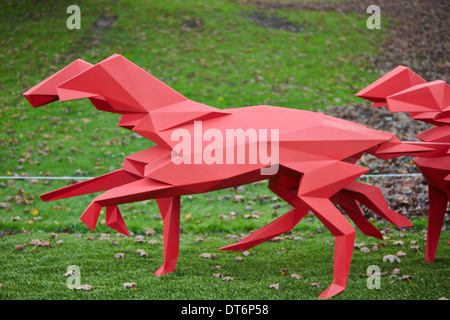 Gesamtansicht des Le Carrosse (rote Wagen) Skulptur von Xavier Veilhan in Waddesdon Manor in Buckinghamshire Stockfoto