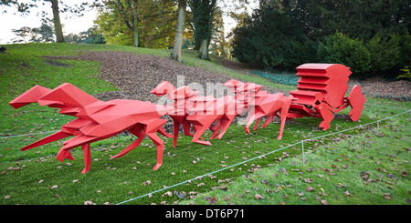 Gesamtansicht des Le Carrosse (rote Wagen) Skulptur von Xavier Veilhan in Waddesdon Manor in Buckinghamshire Stockfoto