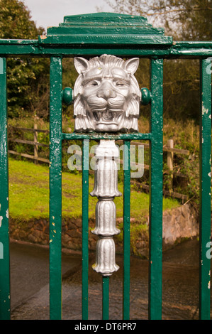 Fuß Brücke über Rover / ford mit reich verzierten gusseisernen Geländer Stockfoto