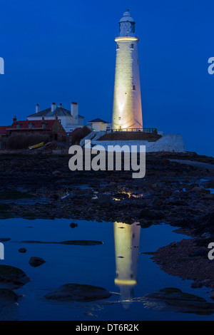 Blick auf Str. Marys Leuchtturm und Damm mit Flutlicht in der Abenddämmerung in der Nähe von Whitley Bay, Tyne and Wear Stockfoto