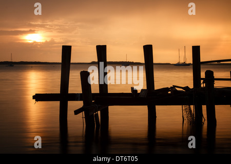 High Tide Sunset am alten Fernandina Dock auf Amelia Island in Florida. Stockfoto