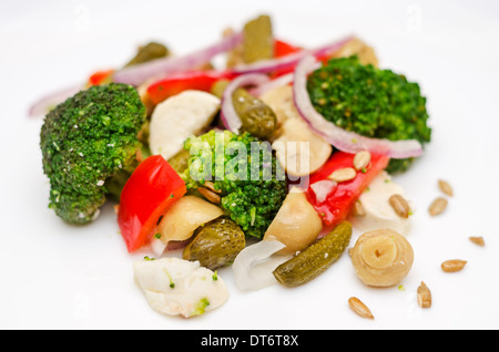 Broccoli-Salat mit Paprika, eingelegte Gurken, Pilzen und Mozzarella. Stockfoto