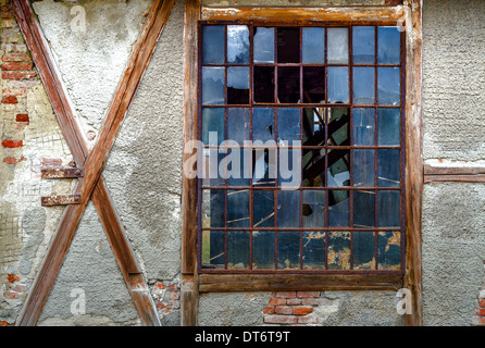 Alten zerbrochenes Fenster in roten Backsteinmauer Stockfoto