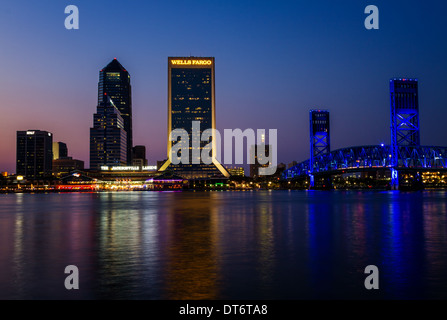 Jacksonville, Florida City Skyline in der Dämmerung. Stockfoto