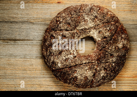 finnische traditionelle Runde Ray Brot auf einem Holzbrett Stockfoto