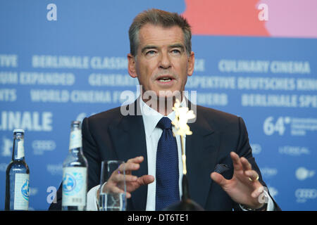 Berlin, Deutschland. 10. Februar 2013. Pierce Brosnan besucht eine Pressekonferenz um den Film "A Long Way Down" auf der 64. Internationalen Filmfestspiele Berlinale in Berlin, Deutschland, am 10. Februar 2013 zu fördern. Bildnachweis: Zhang Fan/Xinhua/Alamy Live-Nachrichten Stockfoto