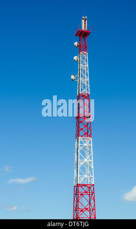 Fernmeldeturm gegen blauen Himmel, Gsm Sender Stockfoto