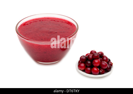 Cranberry-Sauce, Glasschale mit Preiselbeeren, isoliert auf weißem Hintergrund Stockfoto