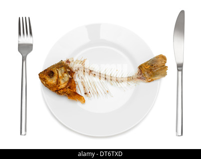 Fisch-Skelett auf dem Teller - Symbol für Nahrungsmittelknappheit und Elend. Isoliert auf weißem Hintergrund. Stockfoto