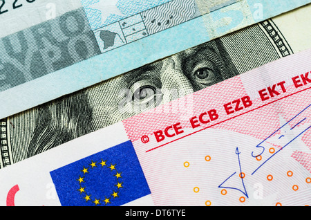 Franklin starren zwischen Euro-Banknoten. Close-up of One Hundred Dollar Bill und EU-Euro-Schein Stockfoto