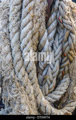 alte Dicke veraltet nautischen Seil des Schiffes Stockfoto