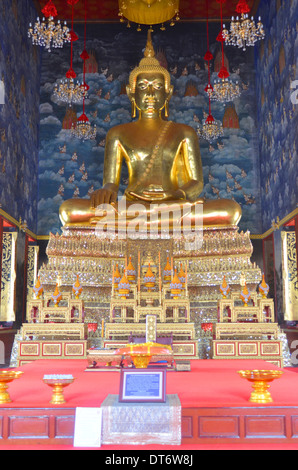 Große goldene sitzende Buddha-Statue im Wat, Bangkok Thailand Stockfoto