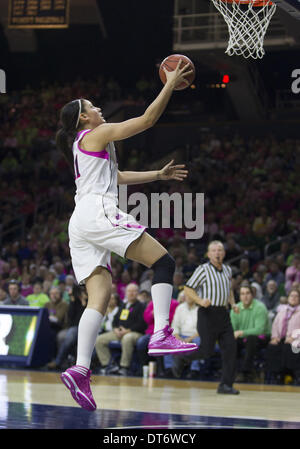 South Bend, Indiana, USA. 9. Februar 2014. 9. Februar 2014: Notre Dame nach vorne steigt Natalie Achonwa (11) für eine Aufnahme während der NCAA Basketball Spiel Action zwischen den Notre Dame Fighting Irish und Syracuse Orange im Purcell-Pavillon im Joyce Center in South Bend, Indiana. Notre Dame besiegt Syrakus 101-64. © Csm/Alamy Live-Nachrichten Stockfoto