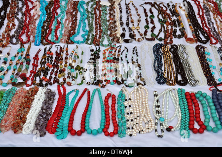 Halsketten mit bunten Edelsteinen und Perlen. Faux Bijoux weibliche Mode-Accessoires. Stockfoto