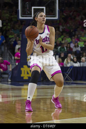 South Bend, Indiana, USA. 9. Februar 2014. 9. Februar 2014: Notre Dame weiterleiten Natalie Achonwa (11) während der NCAA Basketball Spiel Action zwischen den Notre Dame Fighting Irish und Syracuse Orange im Purcell-Pavillon im Joyce Center in South Bend, Indiana. Notre Dame besiegt Syrakus 101-64. © Csm/Alamy Live-Nachrichten Stockfoto