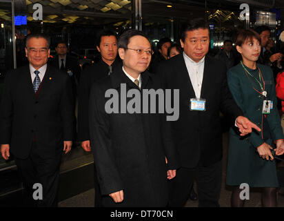 Taipei, chinesischen Festland. 11. Februar 2014. Wang Yu-Chi (C), Taiwans Festland Angelegenheiten Chief, kommt am Taoyuan International Airport in Taipei, Südost-China Taiwan für Nanjing, Hauptstadt der ostchinesischen Provinz Jiangsu, für seinen viertägigen Besuch in dem chinesischen Festland, 11. Februar 2014 zu verlassen. © Chen Yehua/Xinhua/Alamy Live-Nachrichten Stockfoto