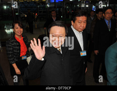 Taipei, chinesischen Festland. 11. Februar 2014. Wang Yu-Chi (vorne), Taiwans Festland Angelegenheiten Chief, kommt am Taoyuan International Airport in Taipei, Südost-China Taiwan für Nanjing, Hauptstadt der ostchinesischen Provinz Jiangsu, für seinen viertägigen Besuch in dem chinesischen Festland, 11. Februar 2014 zu verlassen. © Chen Yehua/Xinhua/Alamy Live-Nachrichten Stockfoto