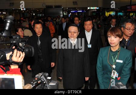 Taipei, chinesischen Festland. 11. Februar 2014. Wang Yu-Chi (C), Taiwans Festland Angelegenheiten Chief, kommt am Taoyuan International Airport in Taipei, Südost-China Taiwan für Nanjing, Hauptstadt der ostchinesischen Provinz Jiangsu, für seinen viertägigen Besuch in dem chinesischen Festland, 11. Februar 2014 zu verlassen. © Chen Yehua/Xinhua/Alamy Live-Nachrichten Stockfoto