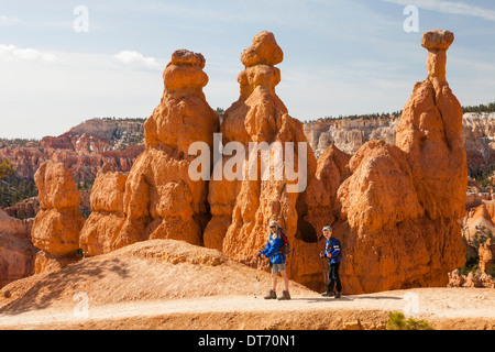 Wanderer genießen die Hoodoos entlang der Queens Garden Trail in Bryce Canyon National Park in Utah. Stockfoto